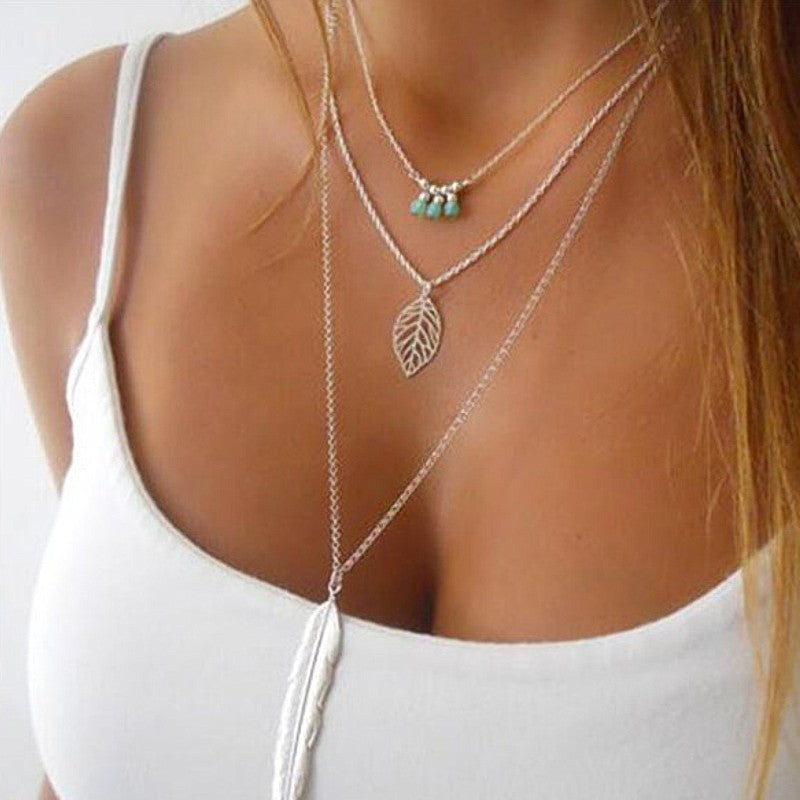 Collier pendentif Fashion mode - plume perles turquoises et feuille