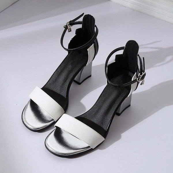 Chaussures Sandales noir et blanc et métallisé - Talon haut carré - Attaches boucles