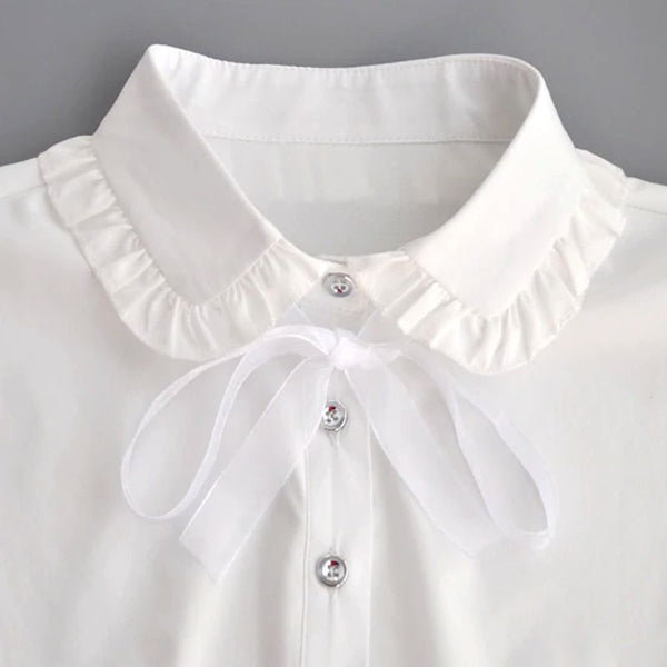 Faux col de chemise ou chemisier bordé plissé et rosette de voile