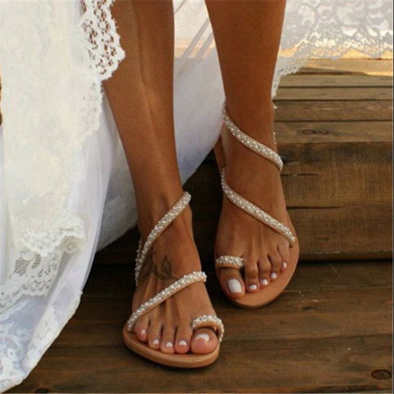 Sandales plates ete a lanieres decorees de petites perles CuteAndFashion